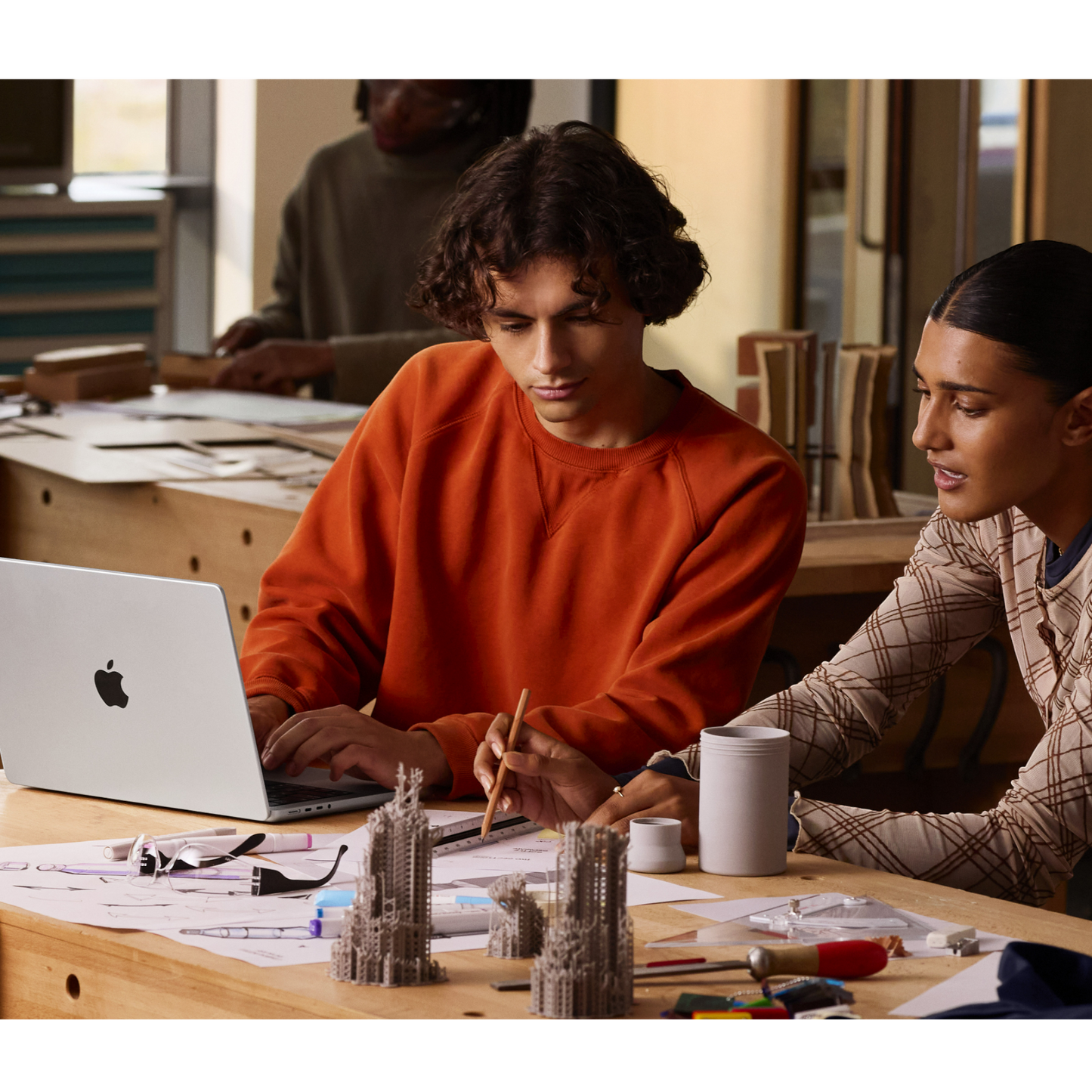 MacBook Pro 14‑inch (2025) - M5 Chip,10-core CPU & 10-core GPU, 16GB RAM, 1TB SSD – Model MDE54 (Silver,English Keyboard)